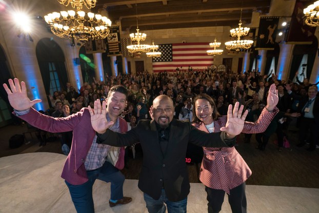 daymond john taking selfie with a crowd