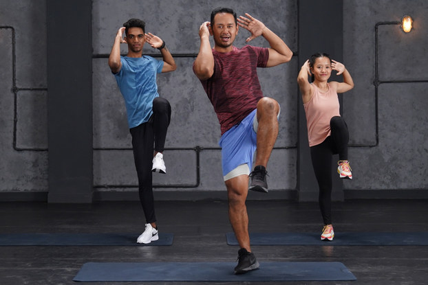 cure.fit instructors doing a workout