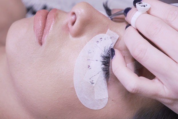 woman getting her eyelash extensions done