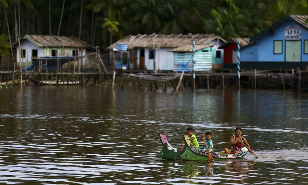 98798298_Moradores-de-comunidades-ribeirinhas-do-arquipelago-de-Marajo-se-aproximam-do-Navio-Auxilia
