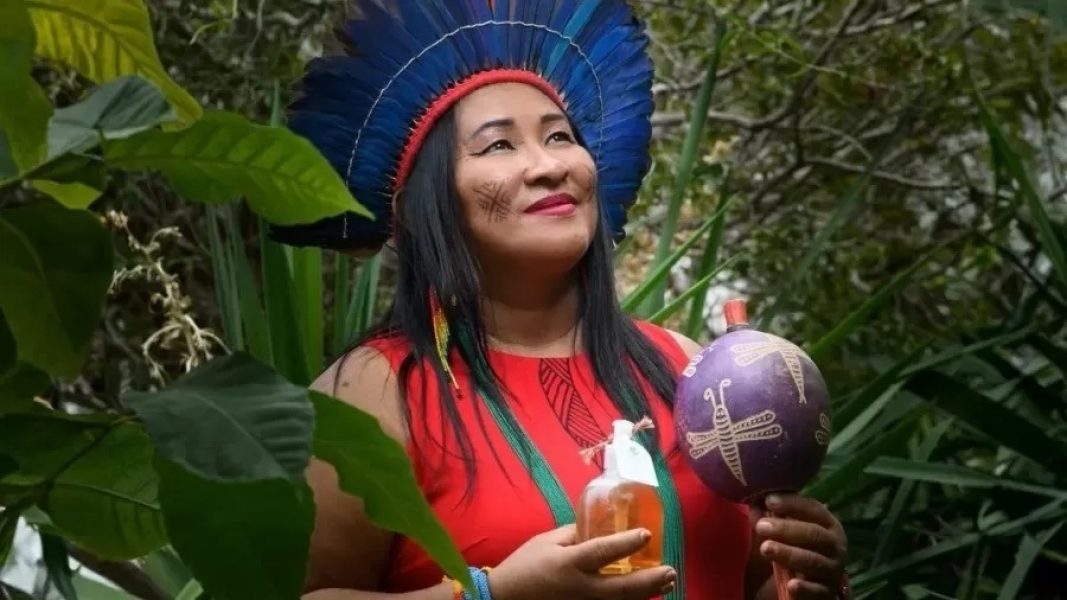a-mestra-da-medicina-tradicional-indigena-tati-peppe-macuxi-da-omir-organizacao-das-mulheres-indigenas-de-roraima-1712963325855_v2_900x506