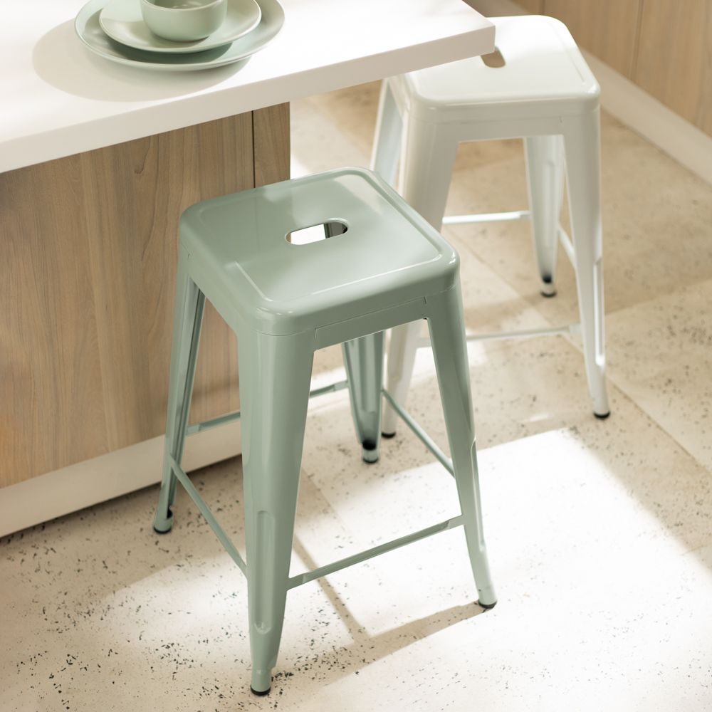 Banco alto de metal apilable