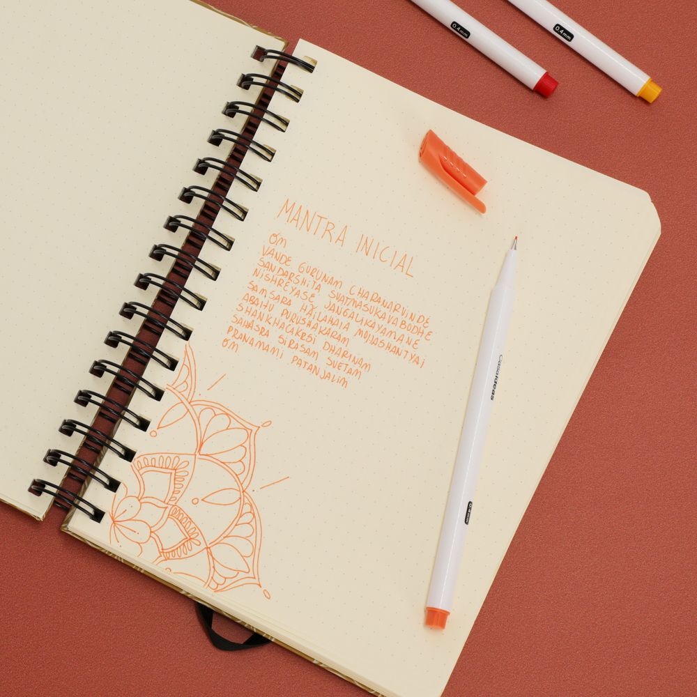 Cuaderno espiral con diseño puntos