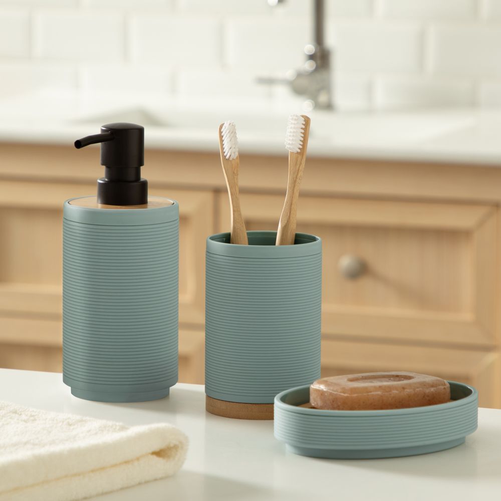 Vaso de plástico y bambú para el baño