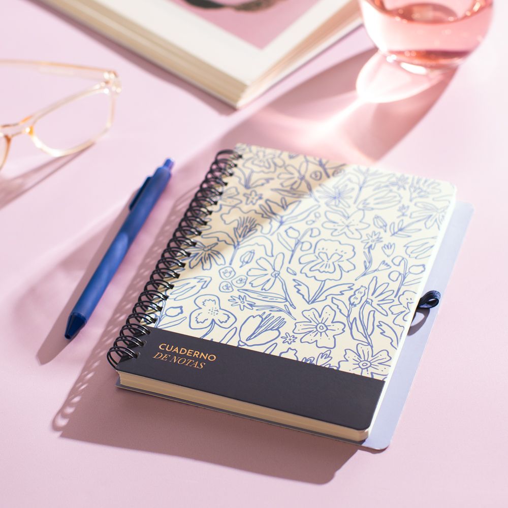 Libreta con bolígrafo 100 hojas con líneas 13x18 cm