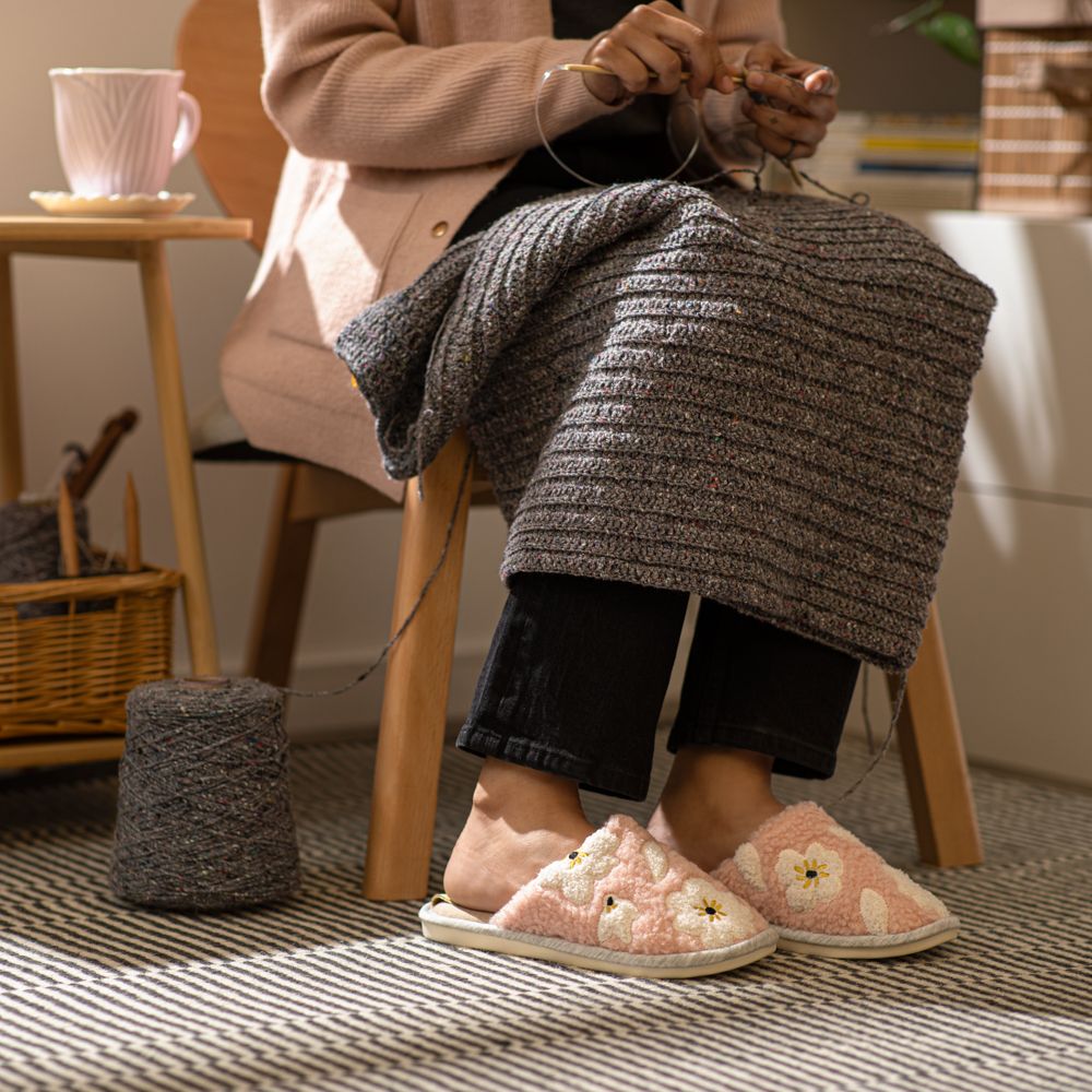 Pantufla bordada peluda talla 24-25 cm