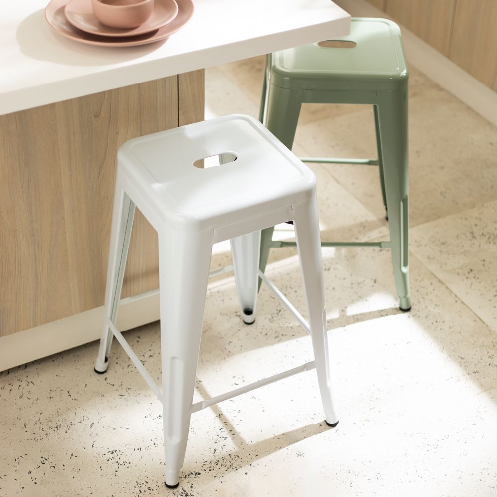 Banco alto de metal apilable