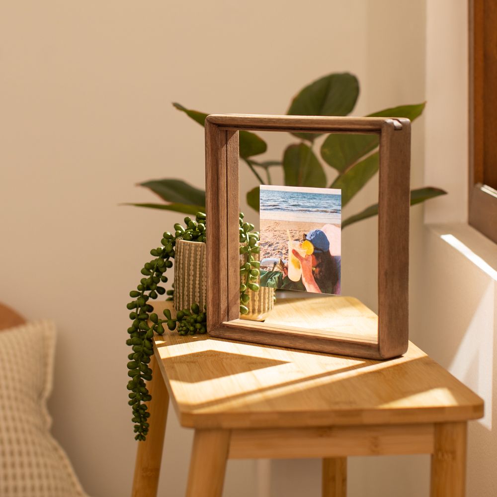 Maceta de cerámica con suculenta colgante