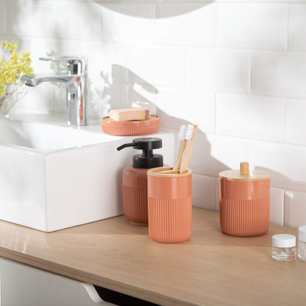 Vaso de plástico y bambú para el baño