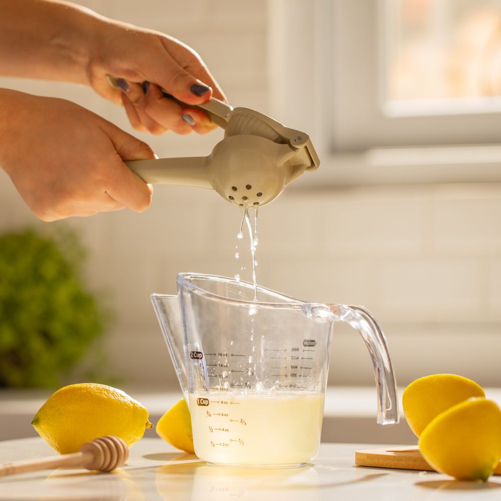 Exprimidor de aluminio para limón