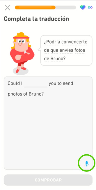 Captura de pantalla de Eddy junto a una burbuja de diálogo con una oración en inglés. Debajo hay un cuadro de diálogo con una traducción parcial donde falta una palabra. Abajo a la derecha hay un ícono de micrófono azul resaltado con un círculo a su alrededor.