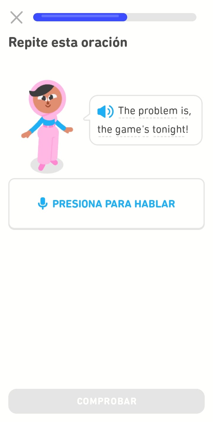 Captura de pantalla de un ejercicio donde aparece Zari junto a una burbuja de diálogo con una oración en inglés. En el centro de la pantalla hay un botón con un ícono de micrófono que dice “Pulsa para hablar”.