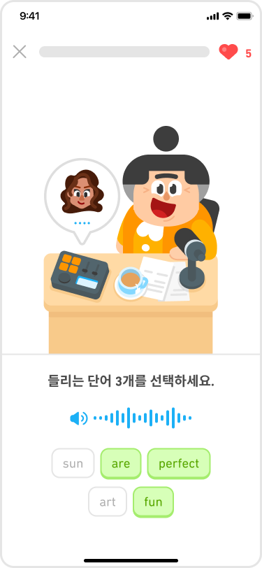 듀오라디오 레슨 중에 나오는 연습문제를 보여준다. 루시가 책상에 마이크 앞에 앉아 있는 모습이다. “들리는 단어 3개를 선택하세요” 문제인데, 그 아래 파란 스피커 버튼과 오디오 웨이브가 표시되어 있다. 그 밑에 영어 단어 다섯 개 중에서 고르면 된다. 