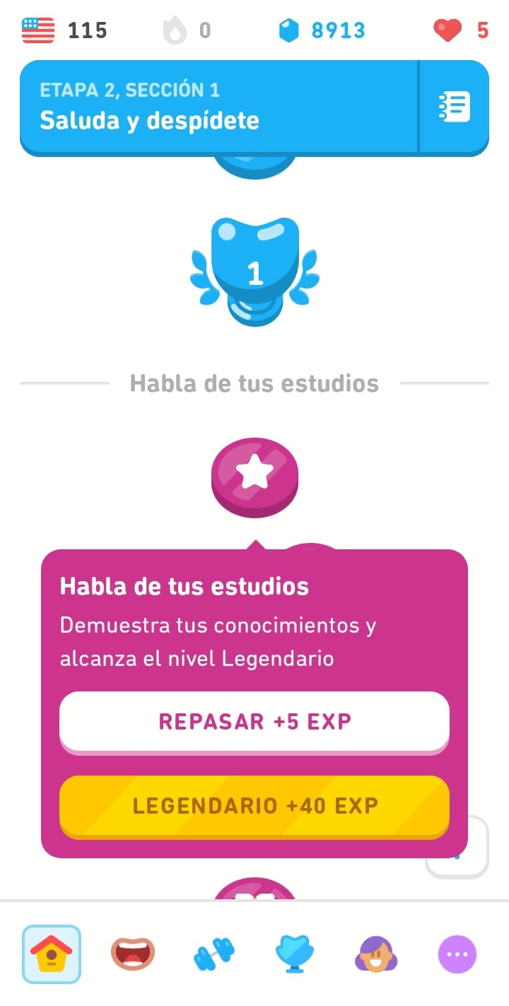 Captura de pantalla del curso de inglés de Duolingo. Uno de los nodos completados fue pulsado, y debajo aparece un recuadro con dos opciones: repasar para ganar 5 EXP o empezar una lección legendaria para ganar 40 EXP