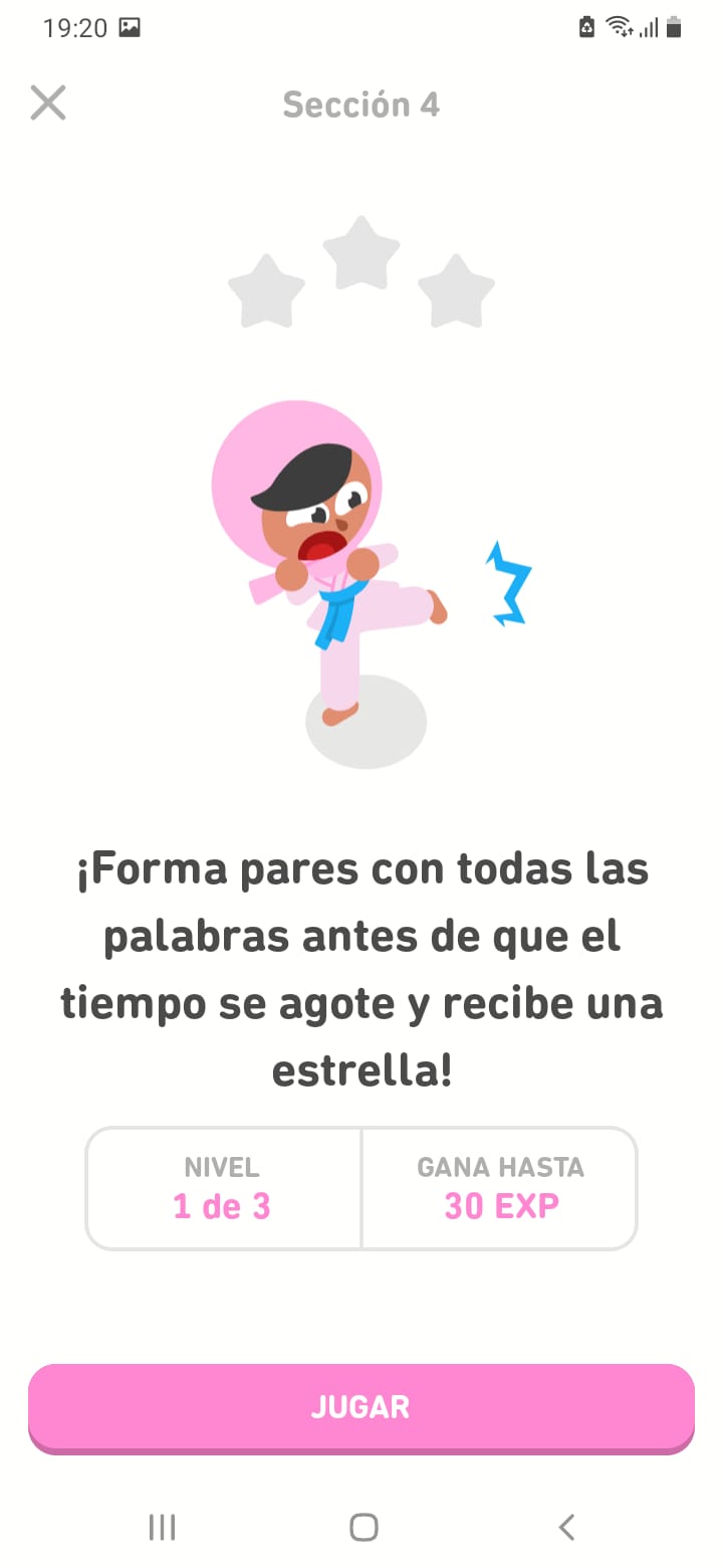 Captura de pantalla de las instrucciones de los desafíos extra, donde aparece Zari practicando artes marciales. Sobre ella aparecen tres estrellas en blanco. Debajo aparece el texto “Forma pares con todas las palabras antes de que el tiempo se agote y recibe una estrella”.