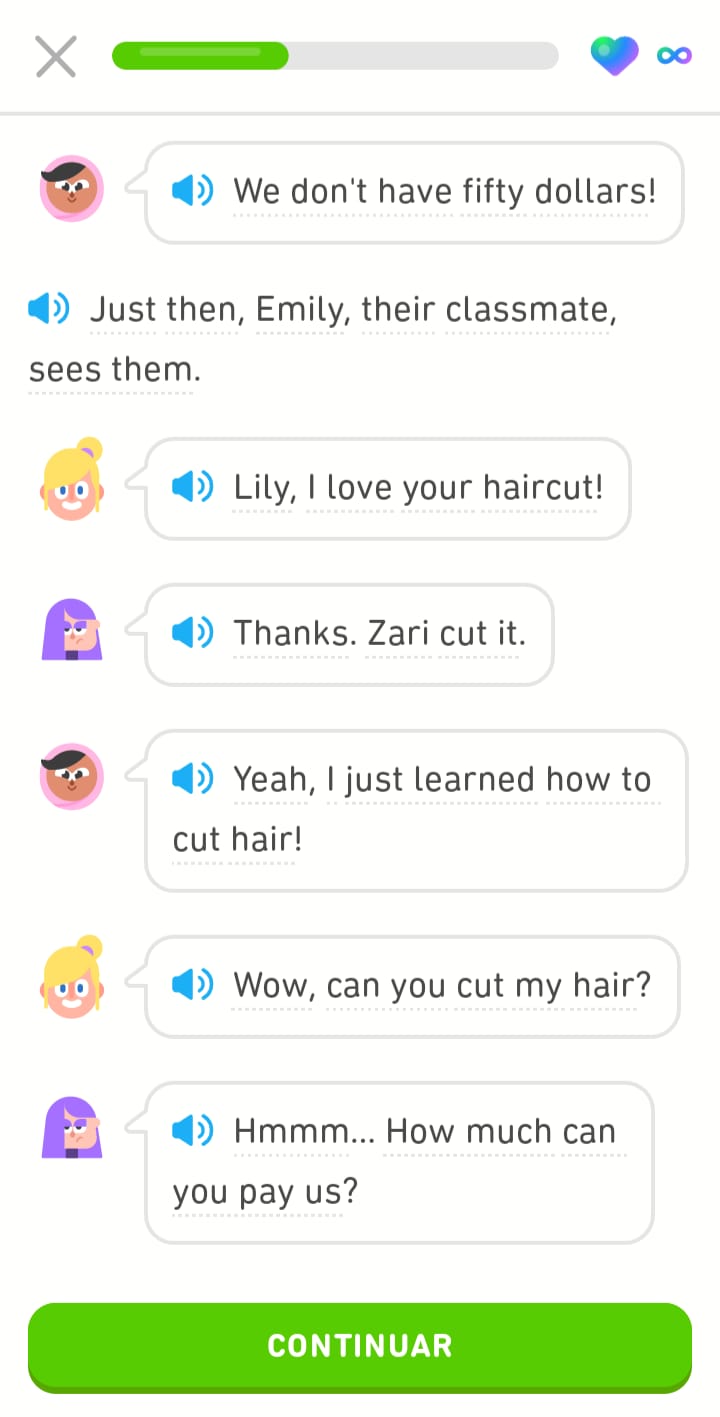 Captura de pantalla de Duolingo que muestra oraciones de un diálogo en inglés entre Zari, Lily y una amiga. Cada oración contiene un ícono de altavoz para reproducir audio. En la parte inferior de la pantalla aparece un ícono que dice “Continuar”.