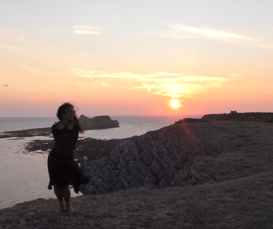 helene su conscious dancing outdoors