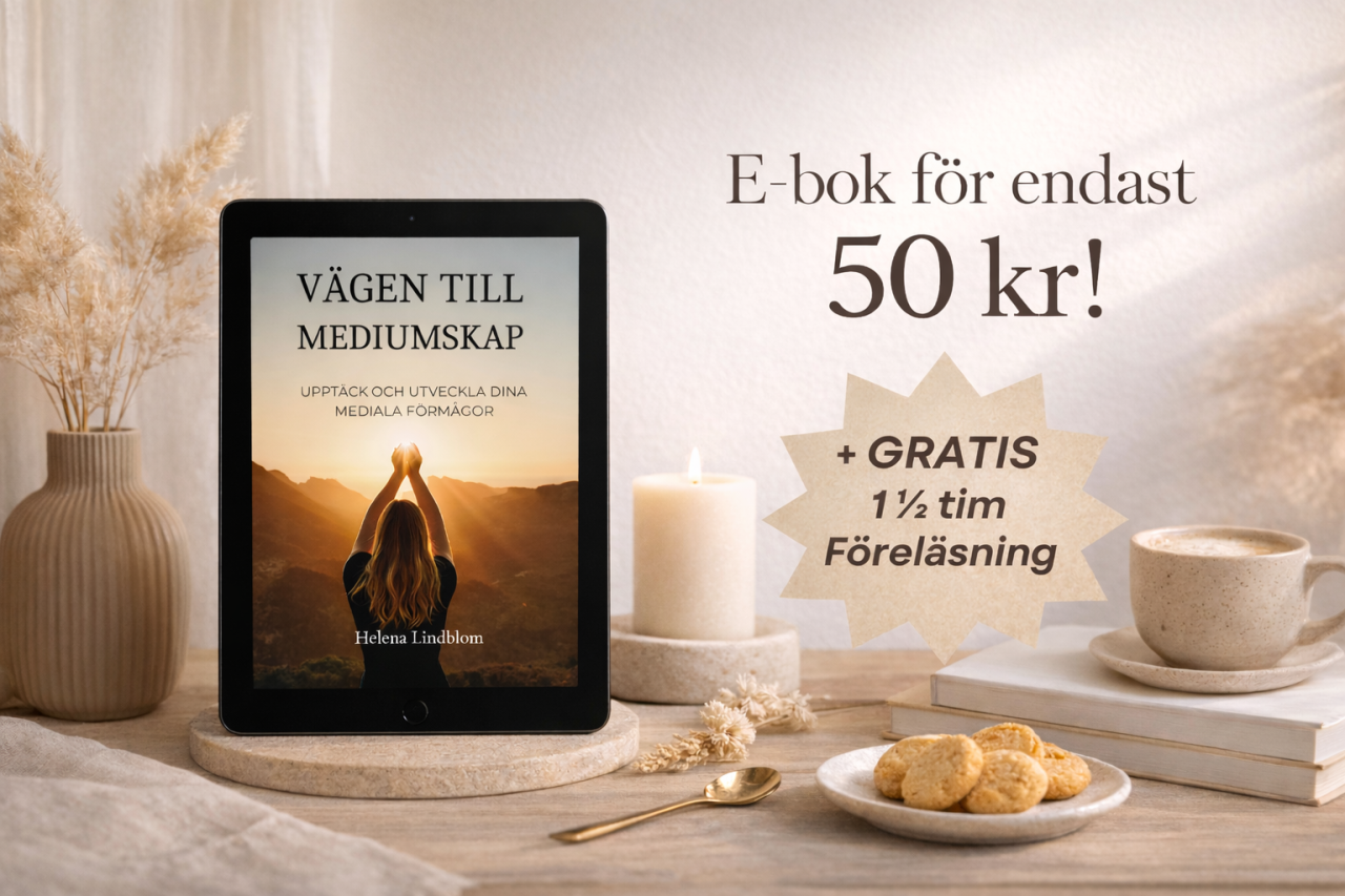 Erbjudande om e-boken 'Vägen till Mediumskap' för 50 kr, visad som en mockup på en läsplatta i en mysig miljö med kaffe och kakor.