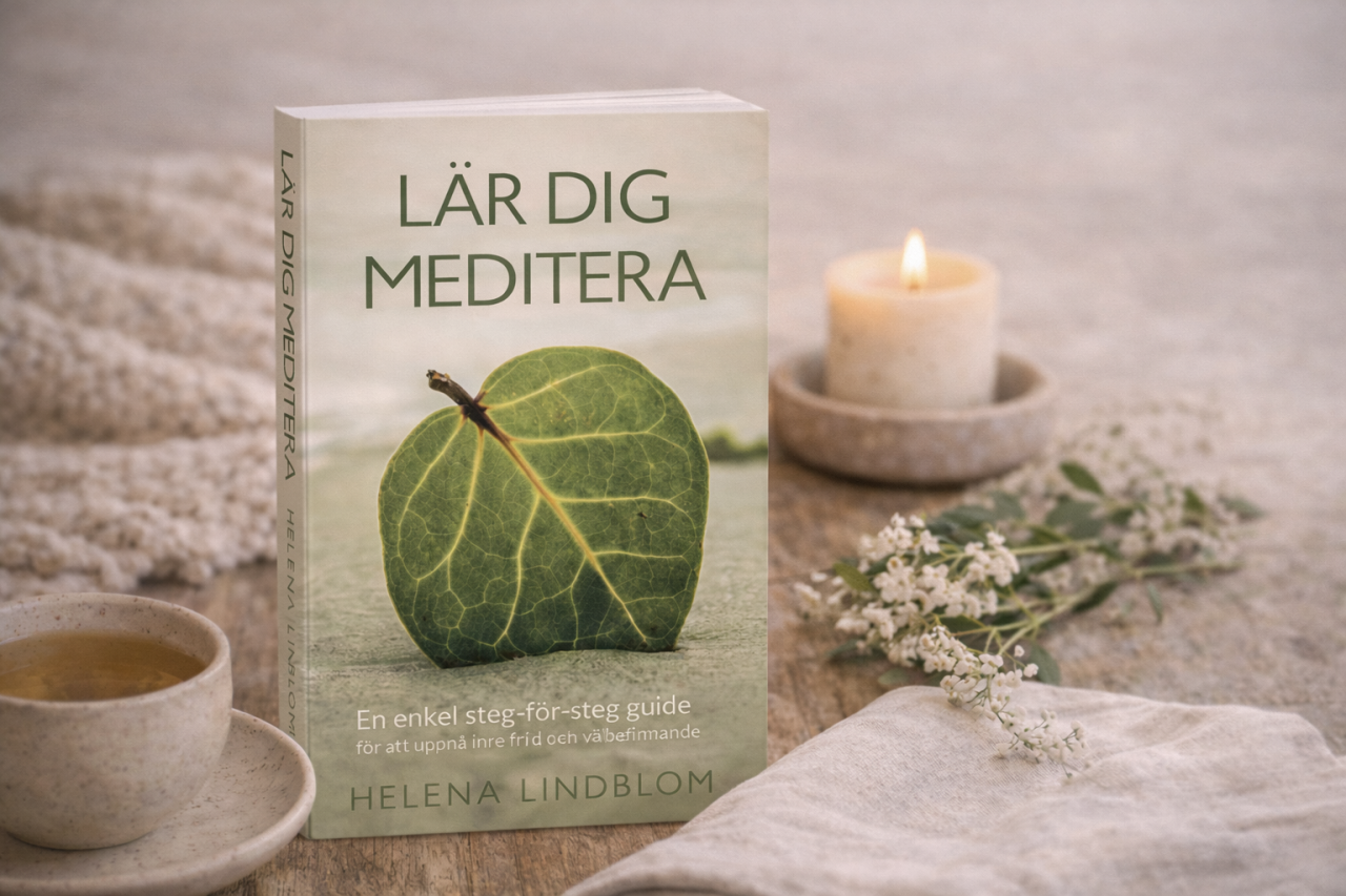 Informationsbild för meditationskursen 'Lär dig meditera' hos Lindblom Academy. Bilden visar kursboken intill en tekopp och ett tänt ljus. Texten beskriver kursens innehåll: videokurs, guidning, guidade meditationer och en fysisk bok som skickas hem.
