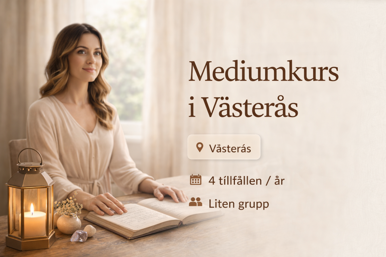 Ett vackert kurskort för Mediumkurs i Västerås hos Lindblom Academy. Bilden visar en kvinna vid ett rustikt träbord som studerar en öppen antik bok bredvid en tänd mässingslykta och kristaller. Texten på kortet lyder: 'Mediumkurs i Västerås', '4 tillfällen / år' och 'Liten grupp'. Stilen är harmonisk och går i sandfärgade och bruna toner.