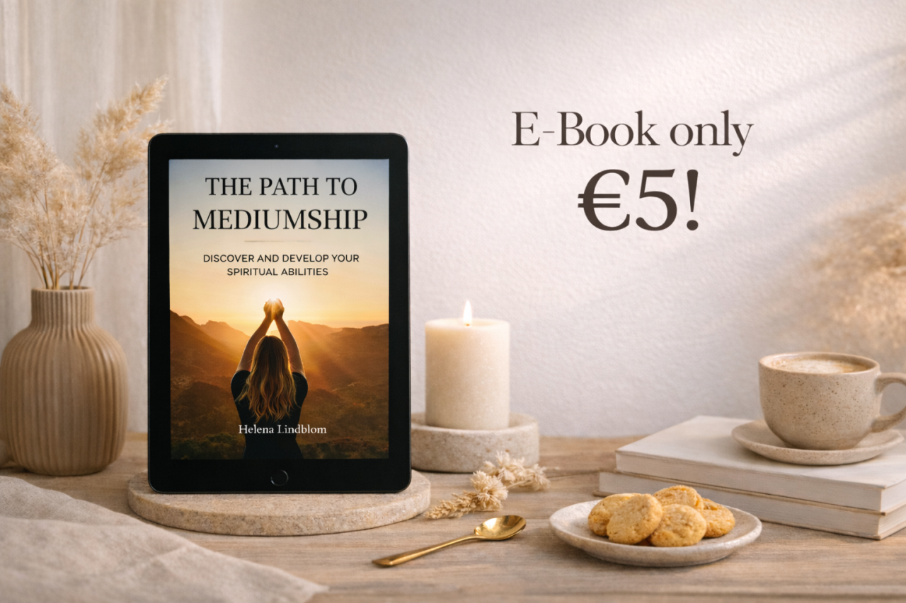 Erbjudande om e-boken 'Vägen till Mediumskap' för 50 kr, visad som en mockup på en läsplatta i en mysig miljö med kaffe och kakor.