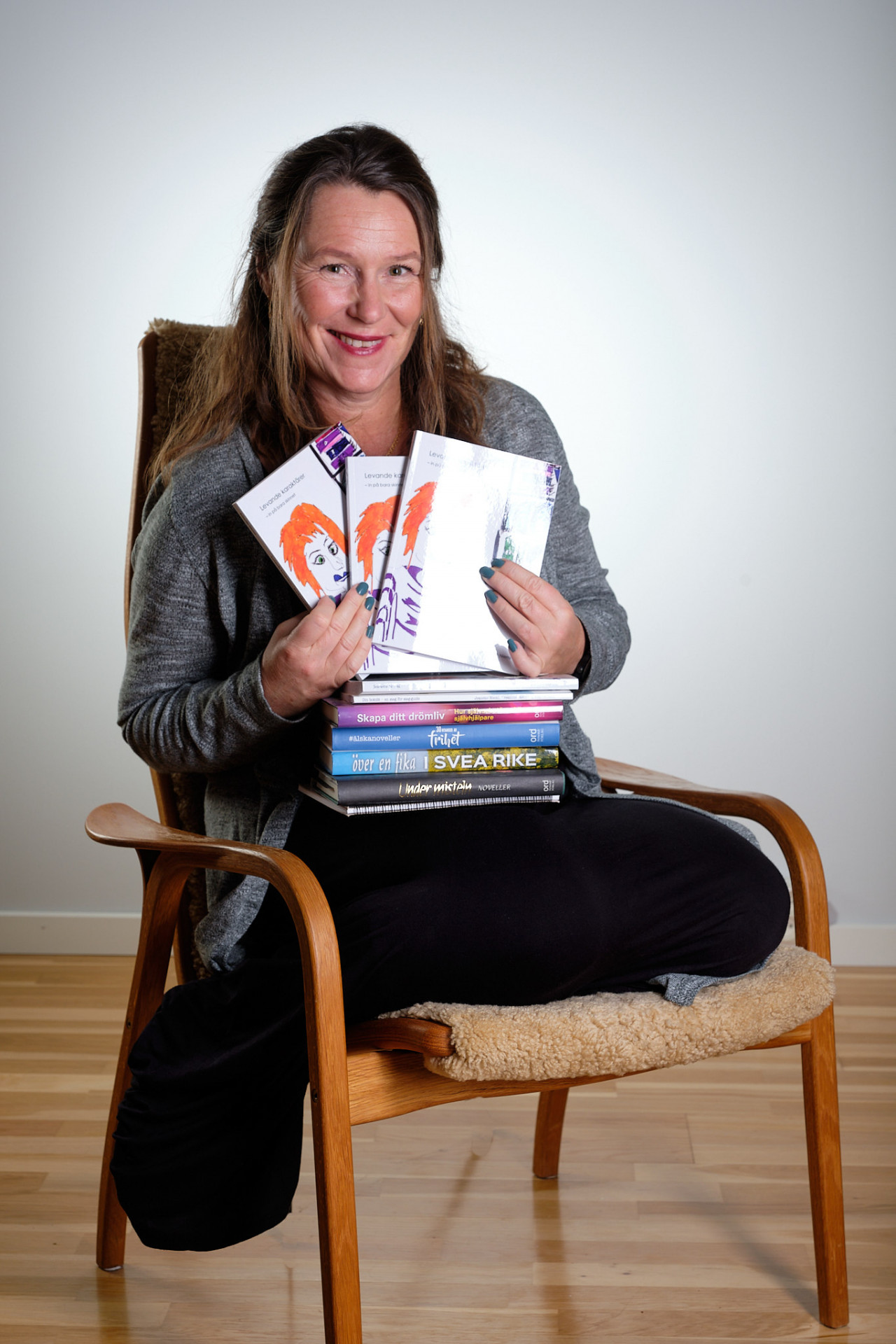 Jeanette Niemi med alla sina böcker i knät. 