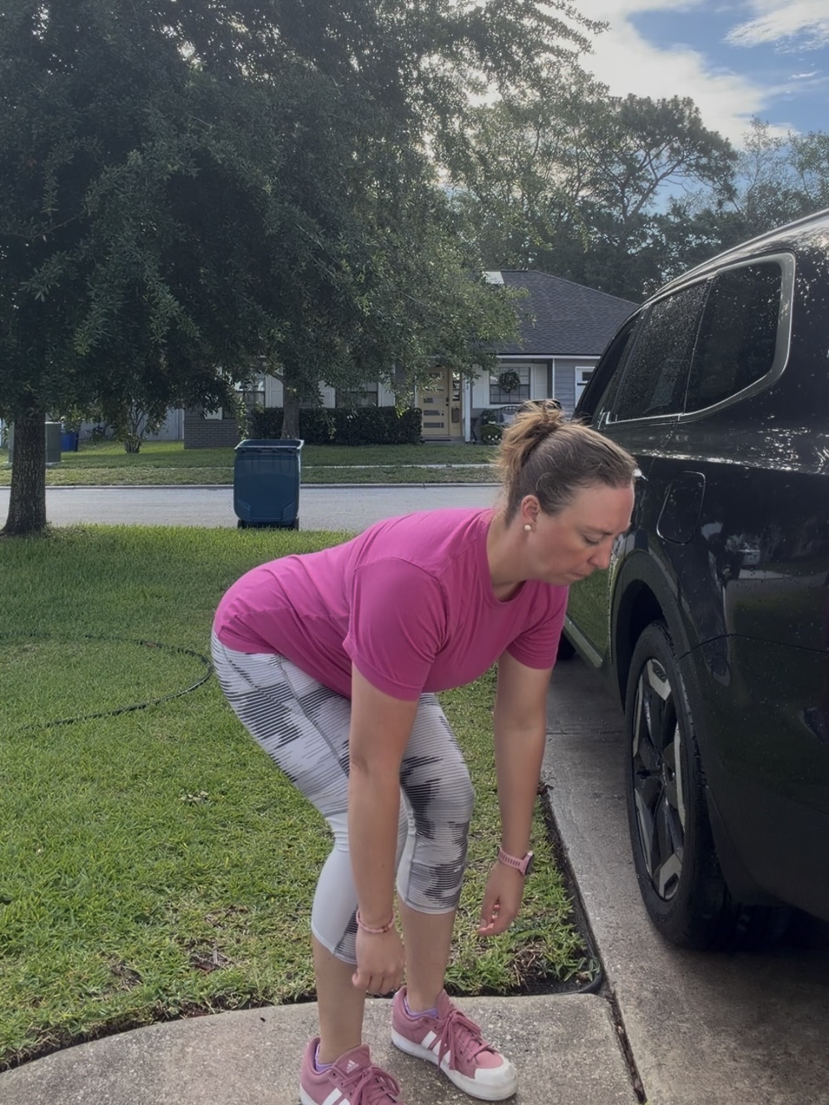 Jen Landry of Moms Fit Life showing a Hinge