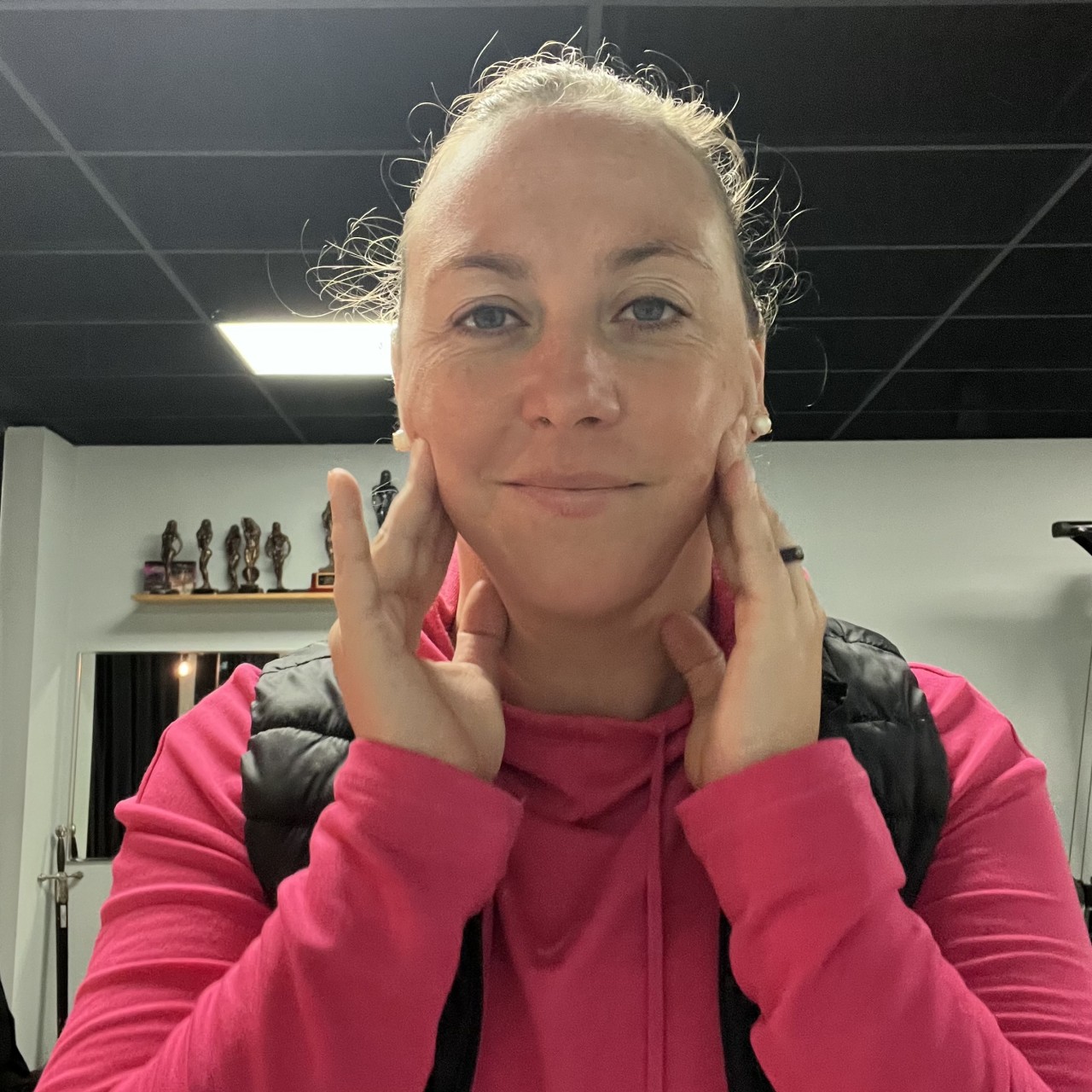 Female Massaging Jaw