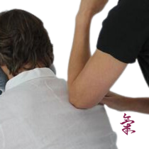 Elbow press technique applied carefully to the muscles of the back.
