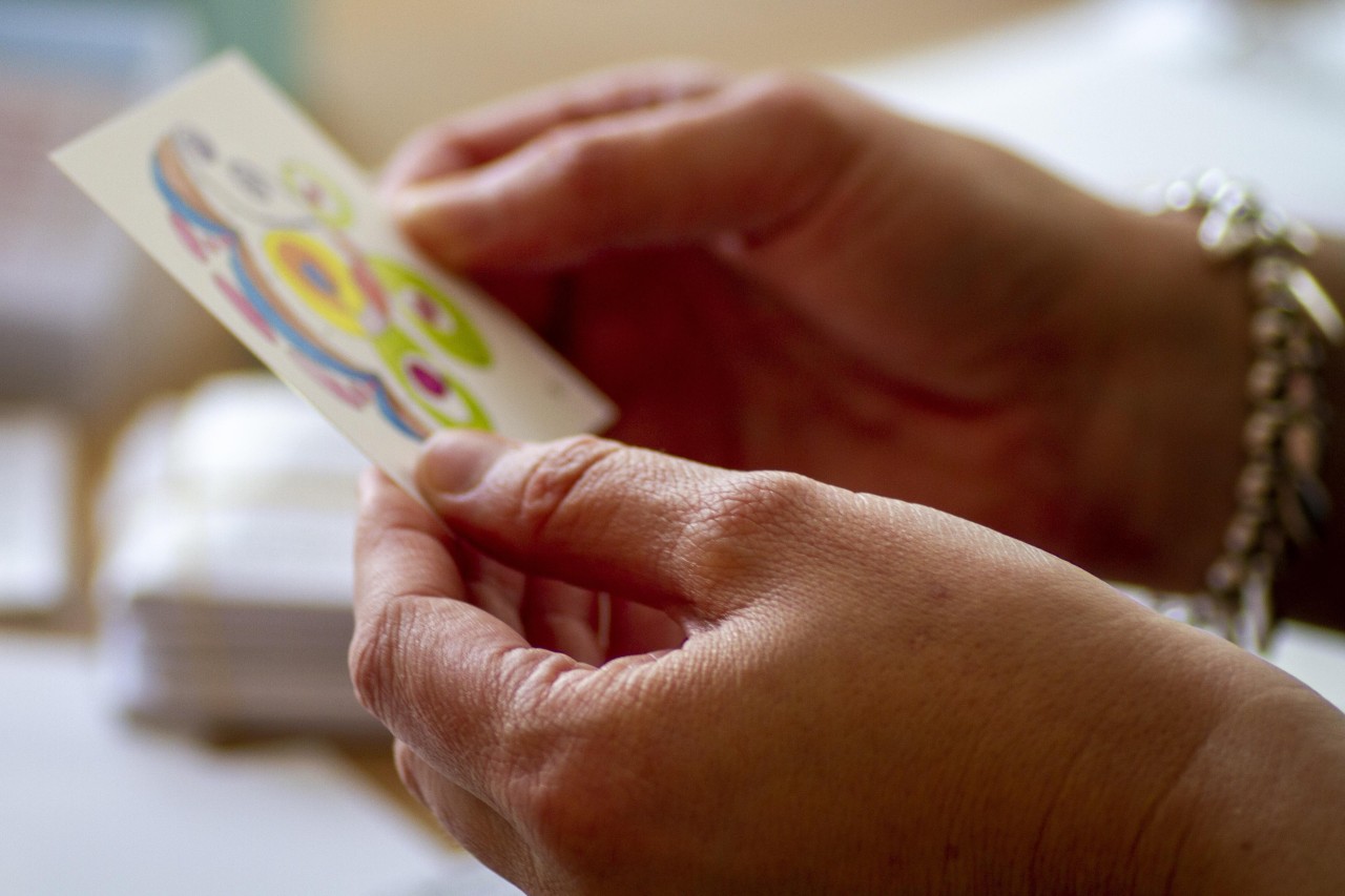 Person håller i ett tarotkort under en intuitiv övning