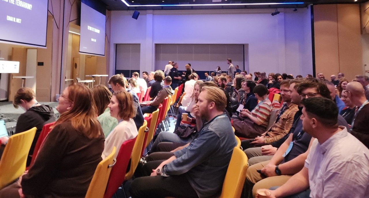 The audience at Booster Conference 2024 in Bergen, watching a talk