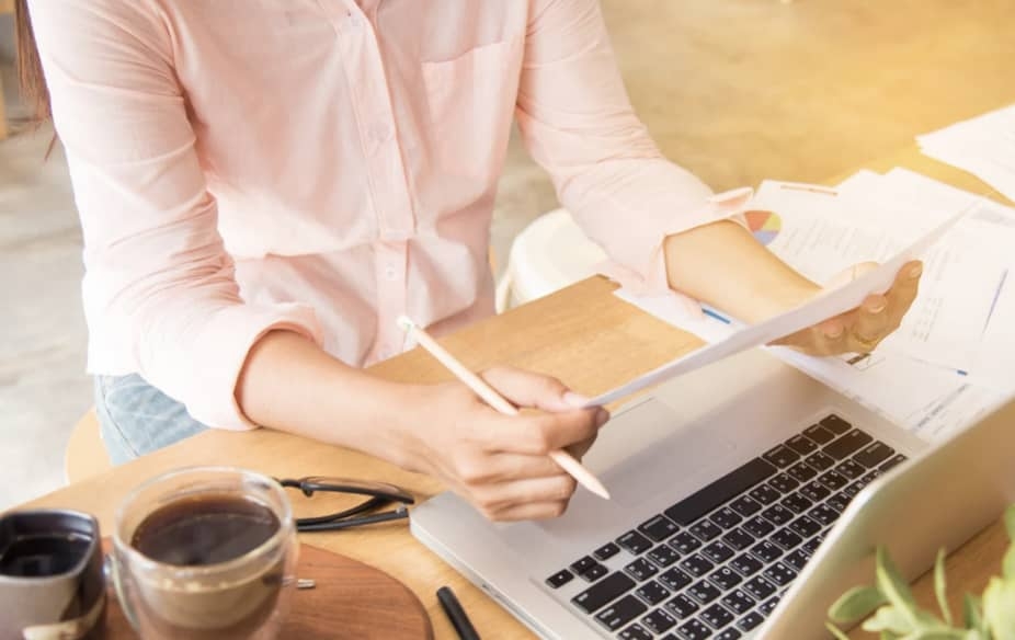  Person arbetar vid laptop med anteckningar och kaffe – symbol för COPA Solutions ledarskapsutbildning som hjälper dig utveckla ett tydligt och hållbart ledarskap