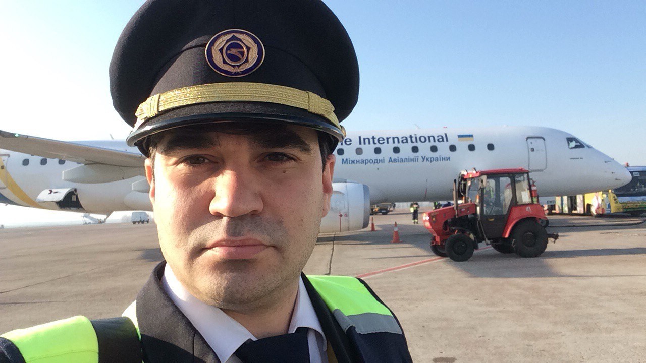 Selfie of Alim on the apron with aircraft in the background.