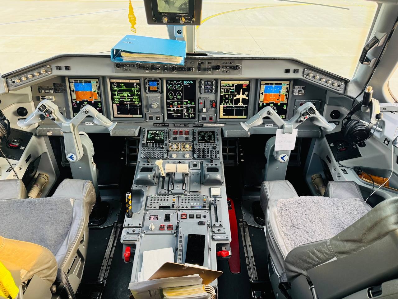 Cockpit of the Embraer
