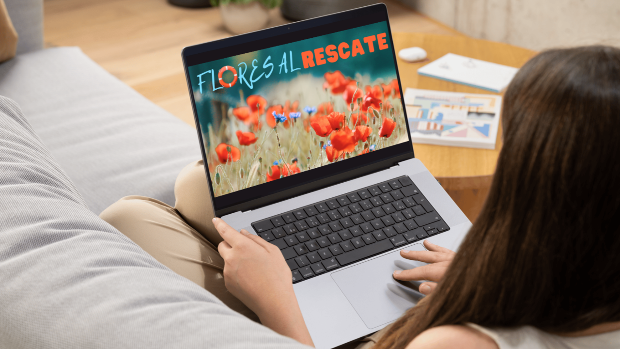 Persona estudiando el curso online 'Flores al Rescate' sobre Flores de Bach y Aromaterapia para emergencias, en un ordenador portátil