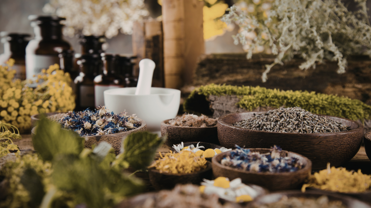 Ingredientes naturales para la preparación de remedios de Flores de Bach y Aromaterapia, con hierbas secas, flores, mortero y frascos de esencias