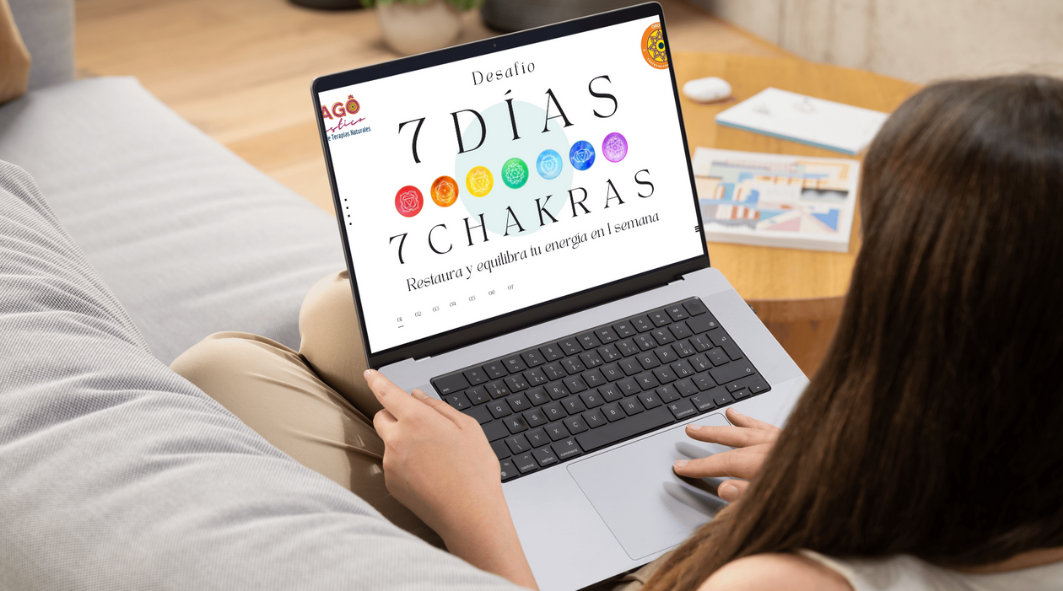 Únete al desafío de 7 días para equilibrar tus 7 chakras mujer-laptop-desafio-7-dias-7-chakras-restaura-equilibra-energia-yoga-meditacion-online