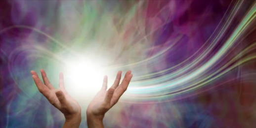 Manos canalizando luz y energía espiritual, rodeadas de un aura vibrante, simbolizando la sanación holística y la conexión universal.