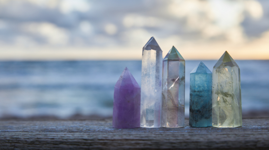 Potencia tu bienestar y equilibrio energético con la ayuda de cristales, Reiki, Flores de Bach y Aromaterapia ¡Qué imagen tan serena y mística! Esta foto de cristales frente al mar es excelente para evocar energía, sanación, conexión con la naturaleza y un enfoque holístico, aspectos que resuenan muy bien con las Flores de Bach y la Aromaterapia. Aquí tienes las propuestas para el alt attribute y el title attribute: 💎🌊 SEO para tu Imagen: Cristales, Energía y Sanación Holística La imagen muestra una fila de cinco cristales pulidos de diferentes colores (amatista, cuarzo transparente, cuarzo rosa/ahumado, fluorita azul y citrino) de pie sobre una superficie de madera, con el mar y un cielo nublado al atardecer o amanecer de fondo. La escena transmite calma y energía. 1. Atributo alt (Texto Alternativo) Describe la imagen y conecta el simbolismo de los cristales con la energía y el bienestar emocional que ofrecen las terapias del curso. Propuesta: alt='Cristales energéticos y sanadores de cuarzo y amatista frente al mar, simbolizando el equilibrio y el bienestar holístico junto a Flores de Bach, Aromaterapia y Reiki