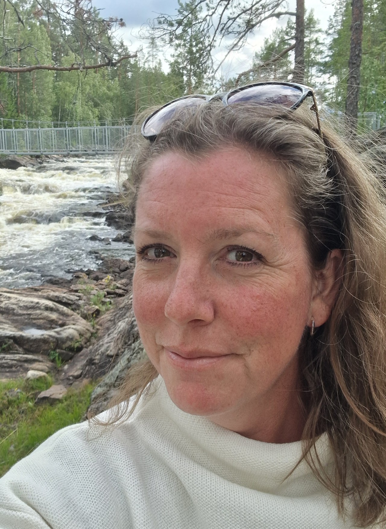 Författaren Ulrica Haraldsson framför Bohus fästning