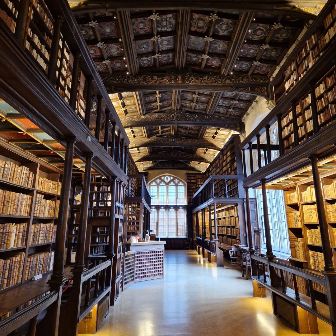 Författaren Ulrica Haraldsson framför Bohus fästning