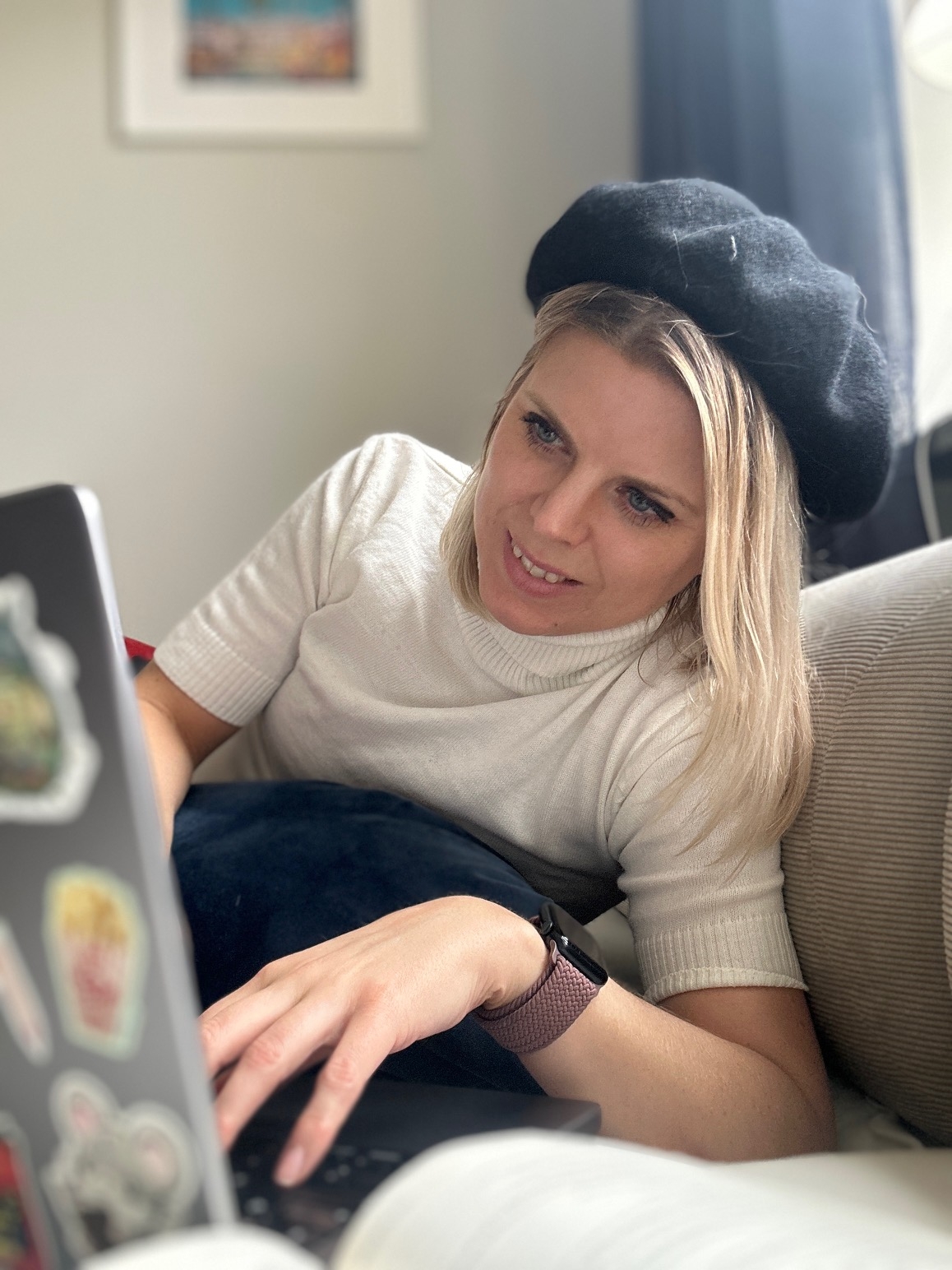 Författaren Ulrica Haraldsson framför Bohus fästning