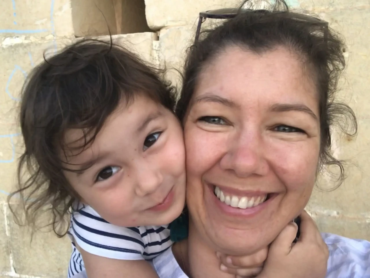 Meghitt, megerősítő hangulatú kép a tudatos szülésről és az anyai döntések szabadságáról – az „én testem, az én babám, az én szülésem” szemléletével.