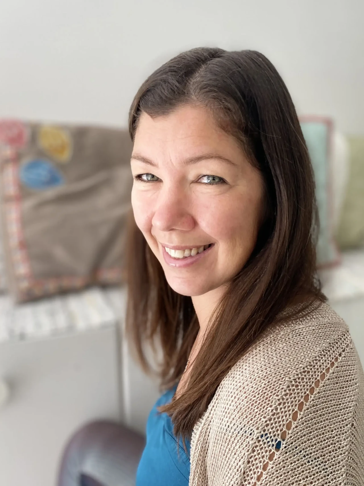 Adrienn dúla és hipnoszülés oktató természetes, nyugodt hangulatú portréfotón, a pozitív szülés és tudatos várandósság szemléletével.