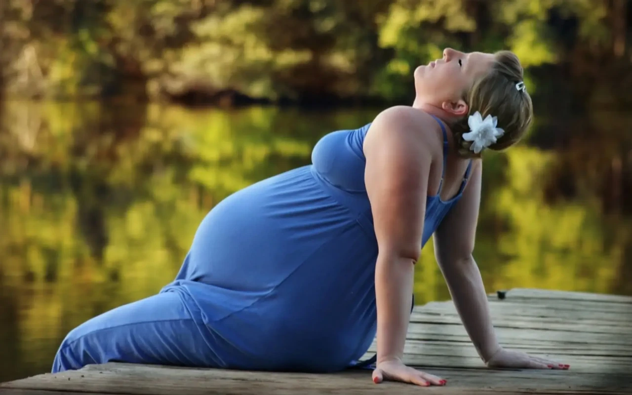 Várandós anyuka felkészülés közben, a tudatos szülési terv készítésének és a szülésre való mentális felkészülésnek a jelképes ábrázolása.