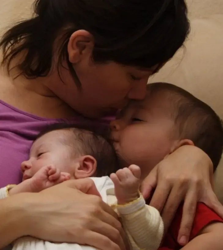 Adrienn személyes hangulatú fotója, amely a szüléshez vezető út tapasztalatait és a tudatos felkészülés erejét tükrözi.