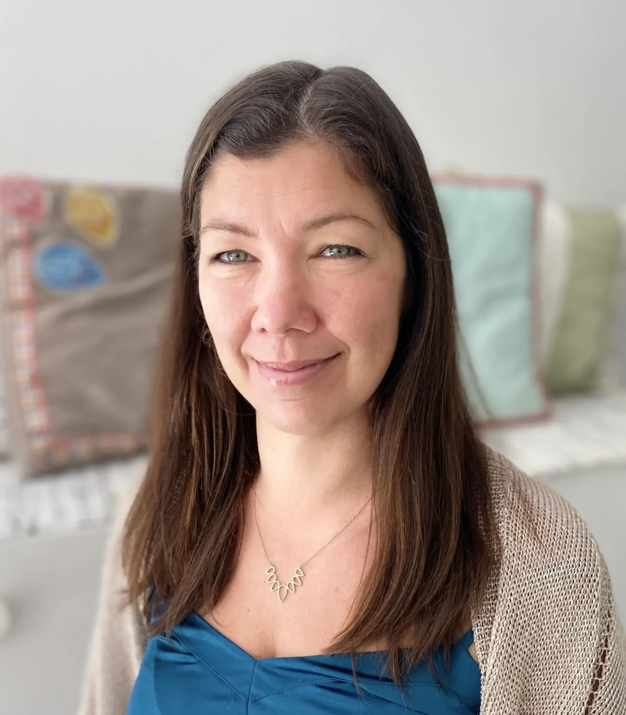 Kapcsolatfelvétel Adriennnel – nyitott, bizalmat sugárzó hangulatú kép kérdésekhez, üzenetküldéshez és személyes egyeztetéshez.