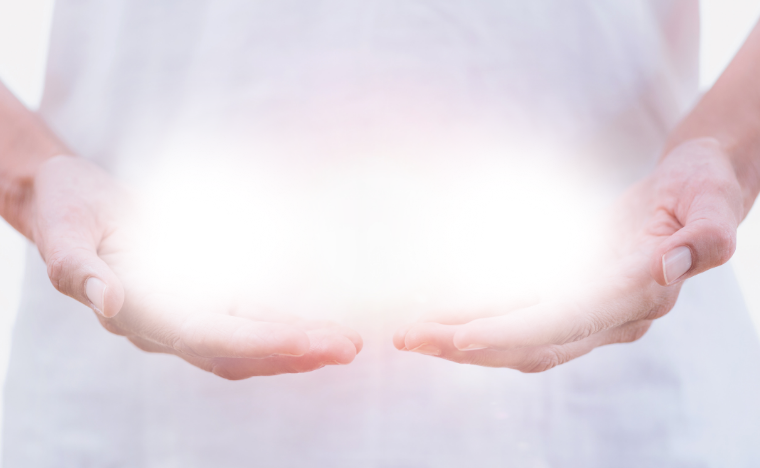 Bild på händer med energi flöde