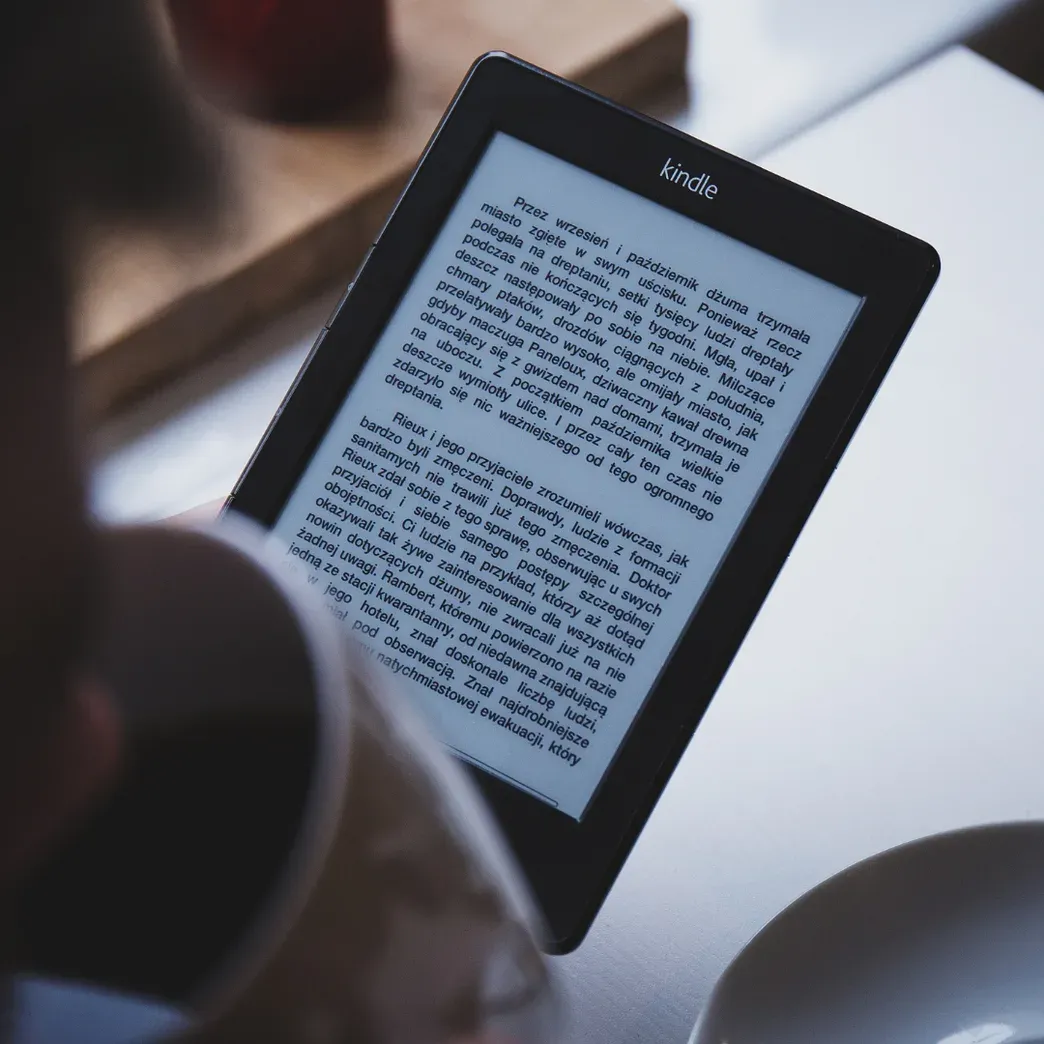 Ilustração de ebooks sobre logística e supply chain, com livros digitais e gráficos representando conhecimento e desenvolvimento profissional