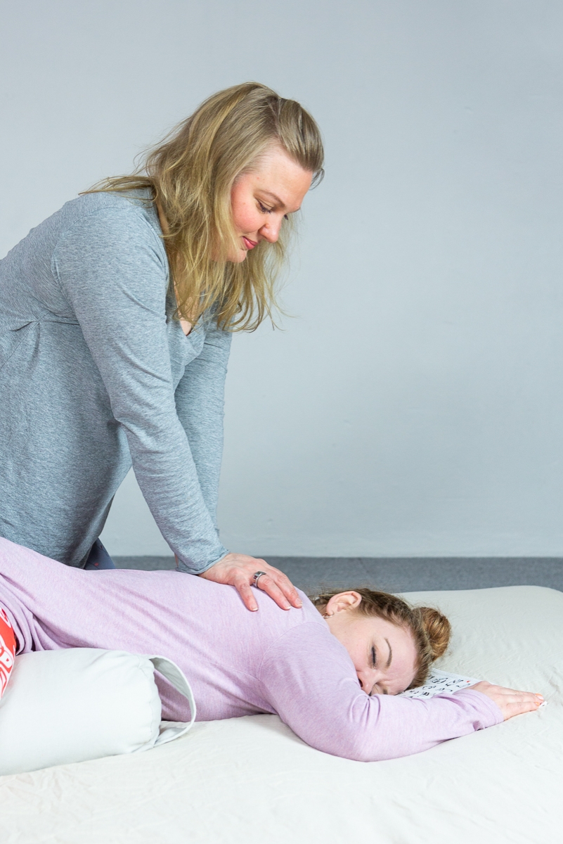 Kuvassa Laura Kokkonen hoitamassa asiakasta.